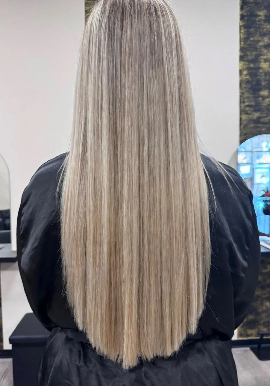 Capelli biondi lunghi e lisci, visti di spalle
